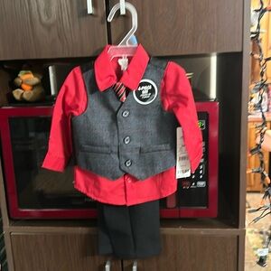 NWT 4 piece boys suit in 3-6months